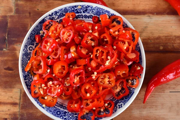 Kırmızı biber dilimlenmiş turşu, baharatlı doğal yemek.