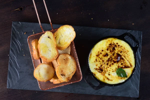 Köfteli tava domuz etli pilav kızarmış patates salatası ve erimiş peynir, sebze soslu restoran yemeği, tavada Brezilya yemeği.