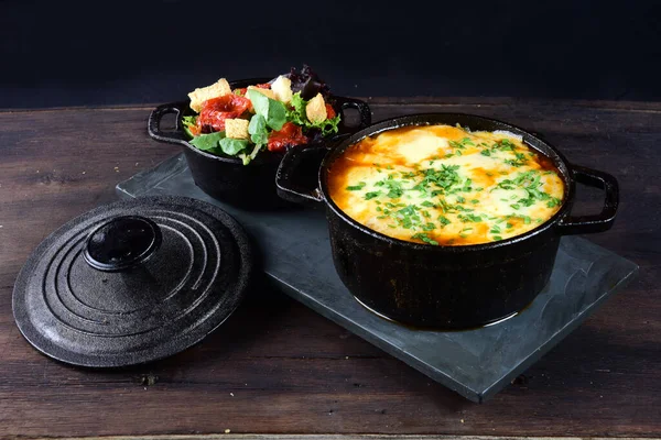 Domuz sosisli pilav fırını patates salatası ve peynir, bitki sosu restoranı yemeği, Brezilya yemeği.