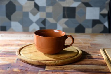 Çorba, çorba ve kahve için büyük, boş bir fincan, ahşap masanın üzerinde.