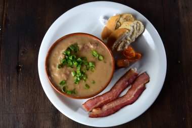 Pastırma, ekmek ve biberli fasulye çorbası, tipik Brezilya yemeği..