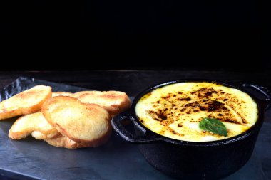 Köfteli tava pirinç peyniri ve salata, levha taşında demir tavada.