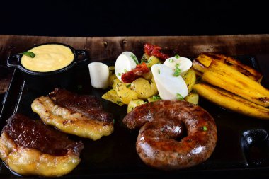 Domuz sosisli biftek, kızarmış patates ve salata.