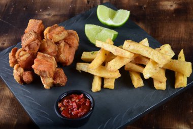 Kızarmış domuz derisi, domuz derisi, tipik Brezilya yemeği, kızarmış manyok, limon ve biberli panceta.