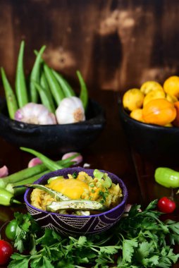 Lezzetli tavuk, tipik Brezilya yemeği, tavuklu pilav, salata ve bulanık arka planda erimiş peynir.