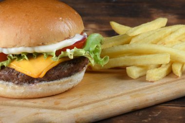 Lezzetli hamburgerli domates salatası ve siyah arka planda izole edilmiş ekmek.