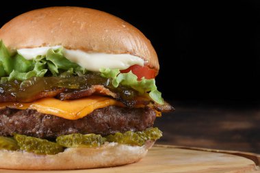 Lezzetli hamburgerli domates salatası ve siyah arka planda izole edilmiş ekmek.