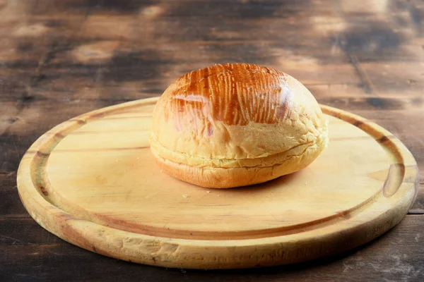 牛油面包 用于在木制底座上切碎的三明治 — 图库照片