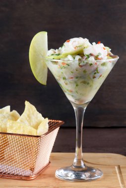 Bardakta servis edilen limonlu balık ceviche 'si.