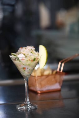 Bardakta servis edilen limonlu balık ceviche 'si.