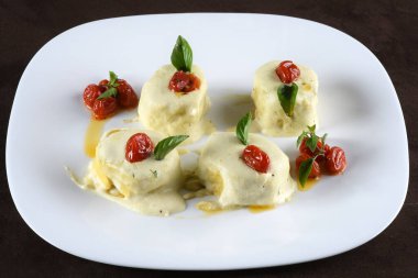 Rondelli ve parmesan peynirli beyaz soslu cannelloni makarna.