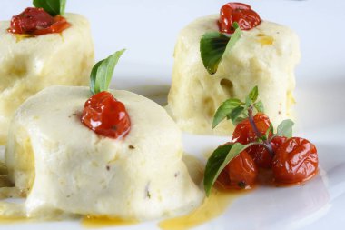 Rondelli ve parmesan peynirli beyaz soslu cannelloni makarna.