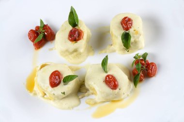 Rondelli ve parmesan peynirli beyaz soslu cannelloni makarna.