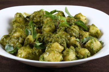 Basil Pesto ve ızgara Parmesan peynirli Patates Gnocchi.