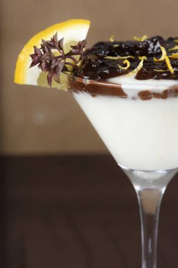 Koyu çikolatalı ganache... limon aromalı beyaz dulce de leche... cam bir kasede servis edilir..