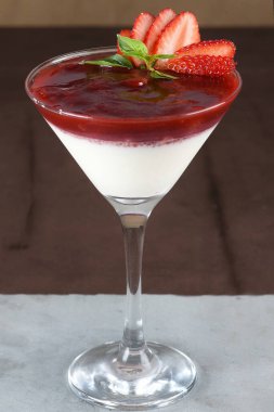 Cam kasede servis edilen limon aromalı tatlı çilekli ganache..