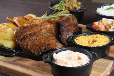 Pirinçli ızgara biftek, haşlanmış kaju salatası, fasulye ve fasulye, tipik Brezilya mutfağı.