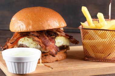 Brioche ekmekli etli etli sandviç ve patates kızartması..