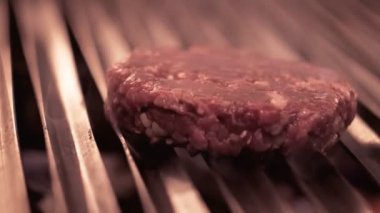 Kavrulmuş sulu burger, baharat ve otlarla birlikte sıcak kömür ızgaraları, alevler ve ağır çekimde duman. - Evet. Barbekü ızgarası