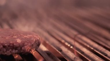 Kavrulmuş sulu burger, baharat ve otlarla birlikte sıcak kömür ızgaraları, alevler ve ağır çekimde duman. - Evet. Barbekü ızgarası