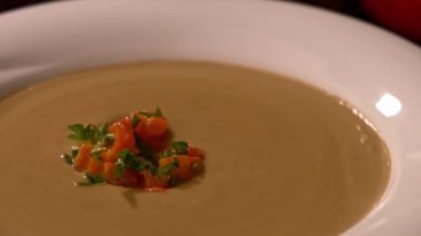 Tabakta vejetaryen kremalı çorba. Yavaş Hareket Döndürme Yuvarlak