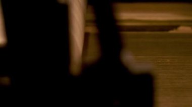 Öğütülmüş metal parçası yakın plan. Bakır parlatma işlemi