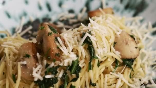 Nahaufnahme gekochter Pasta fresca auf Teller mit Pilzen und Käse — Stockvideo