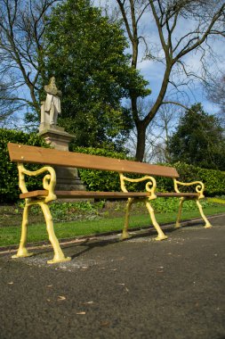 park bankında.