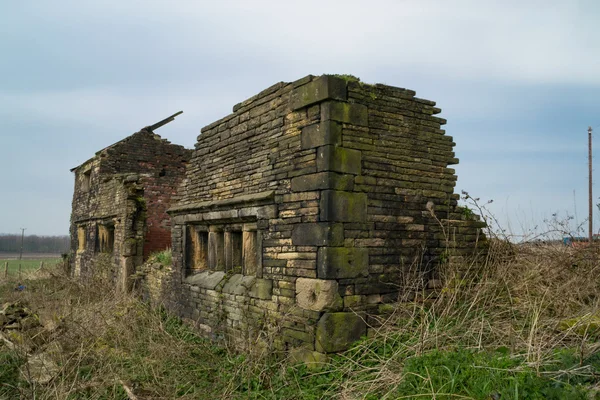 De oude verlaten boerderij op het Engelse platteland. — Stockfoto