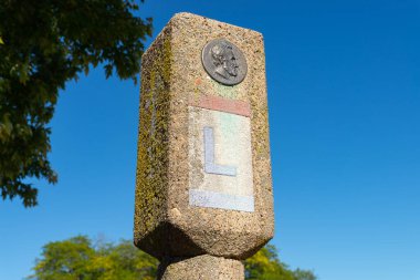 Lincoln Otoyolu 'nun güzel bir sonbahar öğleden sonrası tabelası. Mooseheart, Illinois, ABD.