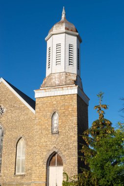 Orta batı kasabasındaki eski kilise..