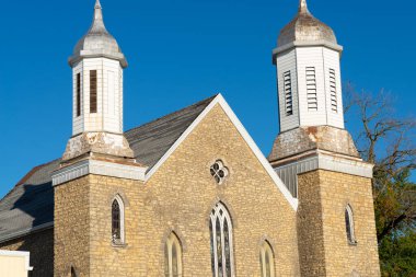 Orta batı kasabasındaki eski kilise..