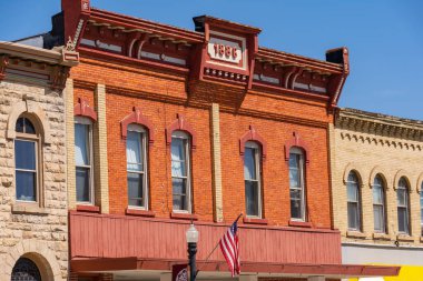 Orta batı kasabasındaki eski tuğla binalar. Baraboo, Wisconsin, ABD