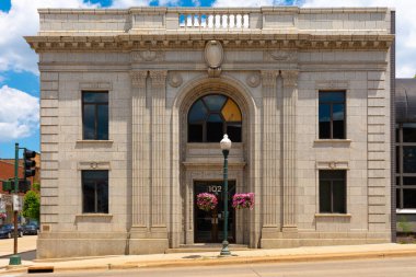 Dixon, Illinois - ABD - 15 Haziran 2021 Dixon şehir merkezindeki eski banka binası.