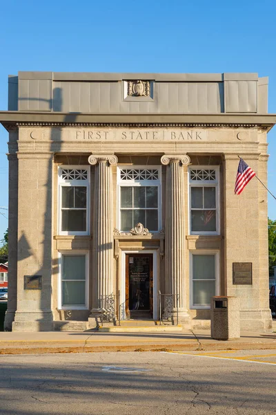 2021年9月18日 美国伊利诺伊州普莱诺 一个阳光明媚的早晨 位于普莱诺市中心的老银行 — 图库照片