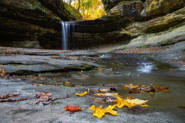 Güzel bir sonbahar sabahında LaSalle Kanyonu 'nda şelale. Aç Rock State Park, Illinois, ABD
