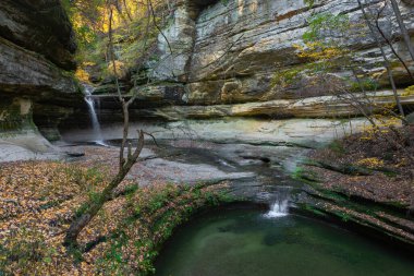 Güzel bir sonbahar sabahında LaSalle Kanyonu 'nda şelale. Aç Rock State Park, Illinois, ABD