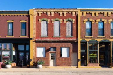 Fulton, Illinois - ABD - 30 Kasım 2021: Fulton şehir merkezindeki mağazalar güzel güneşli bir öğleden sonra.