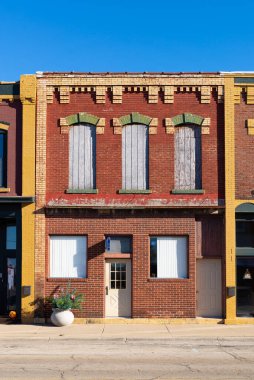 Fulton, Illinois - ABD - 30 Kasım 2021: Fulton şehir merkezindeki mağazalar güzel güneşli bir öğleden sonra.