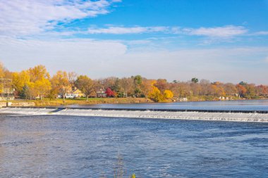 Güzel bir sonbahar sabahında Rock River 'a tepeden bakan. Dixon, Illinois, ABD.