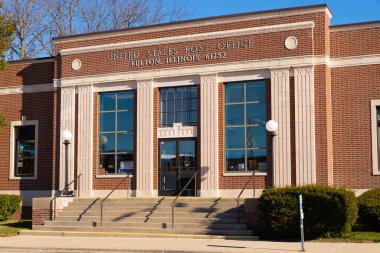 Fulton, Illinois - ABD - 30 Kasım 2021: Güneşli bir günde Fulton Postanesinin dışı.