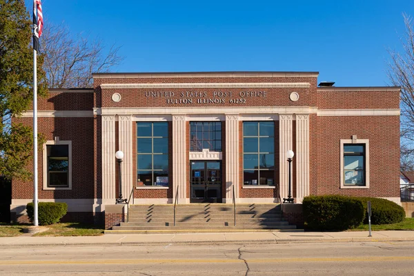 Fulton, Illinois - ABD - 30 Kasım 2021: Güneşli bir günde Fulton Postanesinin dışı.