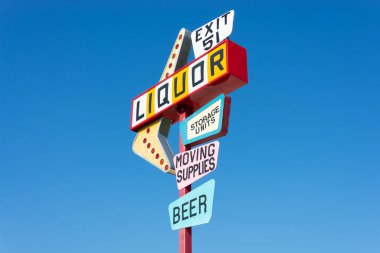 Arka planda mavi gökyüzü olan klasik içki tabelası.