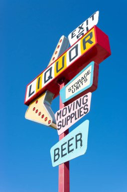 Arka planda mavi gökyüzü olan klasik içki tabelası.