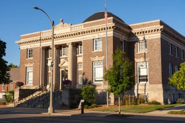 Streator, Illinois - ABD - 16 Eylül 2021: Carnegie Kütüphanesi Sabah Işığında.