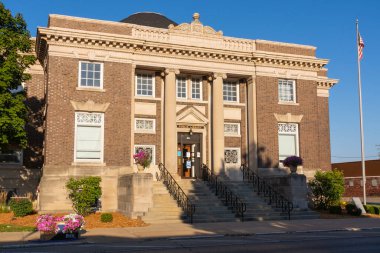 Streator, Illinois - ABD - 16 Eylül 2021: Carnegie Kütüphanesi Sabah Işığında.