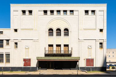 Eski terk edilmiş tiyatronun dışı. Peoria, Illinois, ABD.