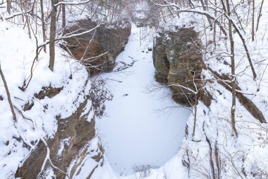 Kış karından sonra alt vadilere bakan. Matthiessen Eyalet Parkı, Illinois, ABD.