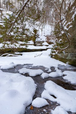 Illinois Matthiessen Eyalet Parkı 'ndaki Giant' s Banyo Küveti karla kaplıydı..