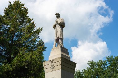 İç Savaş Anıtı Wiley Parkı 'nda İç Savaş askerleri ve denizcileri onurlandırıyor. Galva, Illinois, ABD.